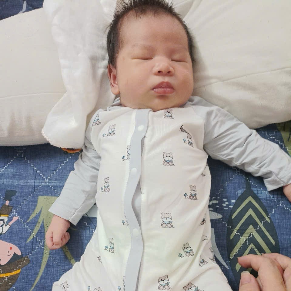 Em bé IVF